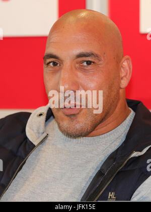 Mourad Haddu Box-Coach der EBU heavyweight Boxer Mehdi Amar Stockfoto