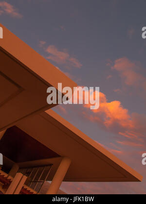 Sonnenaufgang über dem freitragenden Dach des Taliesin House, Mustique, St. Vincent und die Grenadinen Stockfoto