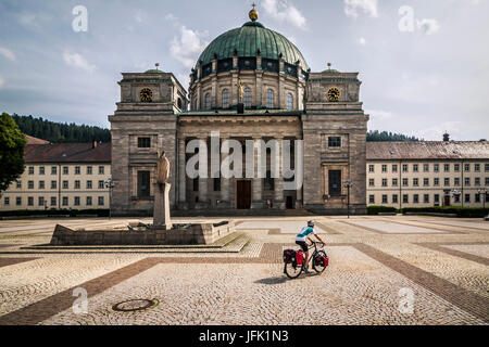 Biker fahren auf der Straße an der Kirche St. Blasien Stockfoto