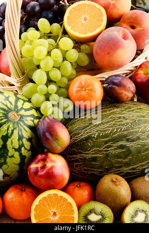 Komposition mit verschiedenen Früchten. Ausgewogene Ernährung Stockfoto