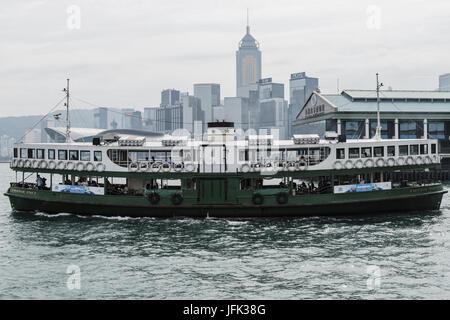 Star Ferry setzt an der Pier von Viktoria Hafen Stockfoto