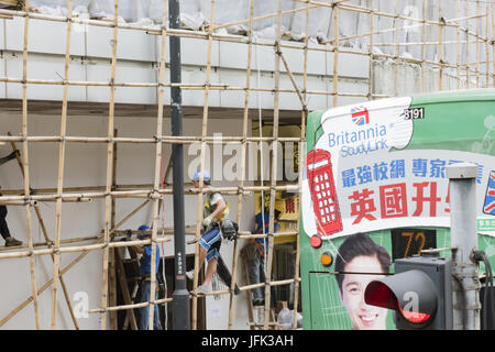 Bauarbeiter bauen ein Holzgerüst in der Innenstadt von Hongkong Stockfoto