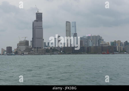 Skyline von Hongkong in der Regenzeit mit Smog cloud Stockfoto