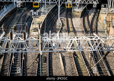 Gleise nur außerhalb Birmingham New Street Station an einem sonnigen Tag Stockfoto