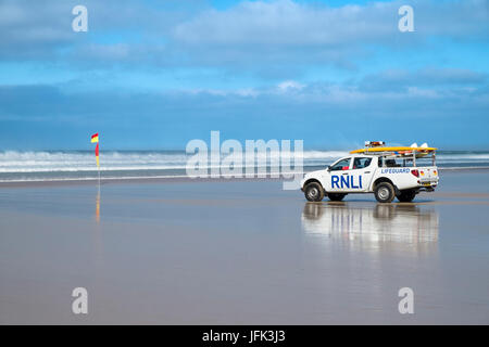 RNLI Pick-up auf Patrouille am Strand in Cornwall Stockfoto