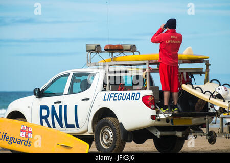 RNLI Pick-up auf Patrouille am Strand in Cornwall Stockfoto