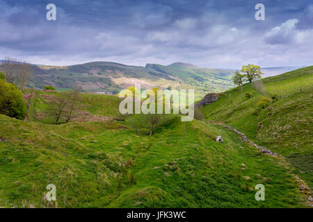 Eine Welle von Sonnenlicht beleuchtet Lose Hill, wieder Tor und dem großen Kamm betrachtet von unten Mam Tor im Peak District, Derbyshire, England, UK Stockfoto