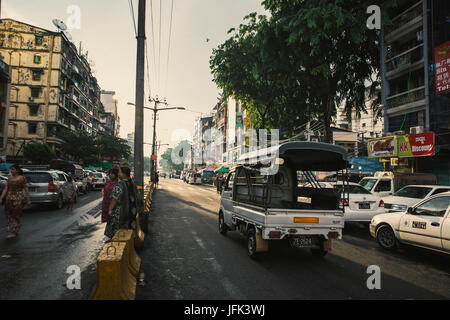 Yangon/Rangun Straßenansicht - Innenstadt Hauptstadt Rangun Myanmar - Reise-Foto. Stockfoto