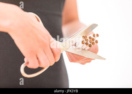 Aufhören Sie zu rauchen. Nahaufnahme von Frau Hände schneiden Zigaretten Stockfoto