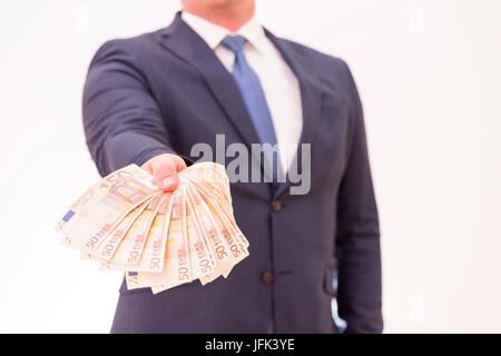 Geschäftsmann mit fünfzig Euro-Banknoten in den Händen zu jemandem geben Stockfoto