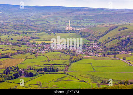 Castleton Dorf und Hope Valley Zementwerke vom Gipfel des Mam Tor, Peak District, Derbyshire, England, UK Stockfoto