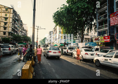 Yangon/Rangun Straßenansicht - Innenstadt Hauptstadt Rangun Myanmar - Reise-Foto. Stockfoto