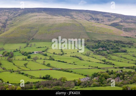 Ein Ostmidlands Züge Sheffield - Manchester Bahn in Vale Edale unter Kinder Scout, Peak District, Derbyshire, England, UK Stockfoto