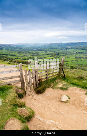 Den Blick entlang der Hope Valley von The Great Ridge zwischen Mam Tor und Lose Hill in den Peak District, Derbyshire, England, UK Stockfoto