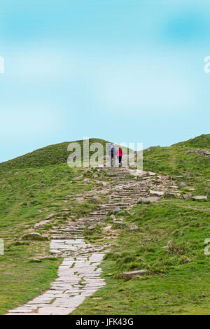 Wanderer auf der Mann machte Fußweg entlang der großen Grat zwischen Mam Tor und Lose Hill im Peak District, Derbyshire, England, UK Stockfoto