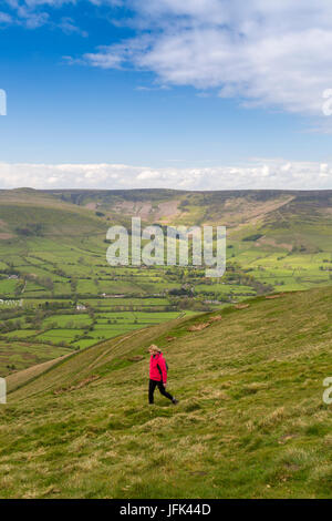 Edale Dorf mit Kinder Scout jenseits angesehen vom Gipfel des Mam Tor im Peak District, Derbyshire, England, UK Stockfoto