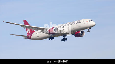 Virgin Atlantic Boeing 787 Dreamliner G-VNEW im Endanflug auf den Flughafen London-Heathrow LHR Stockfoto