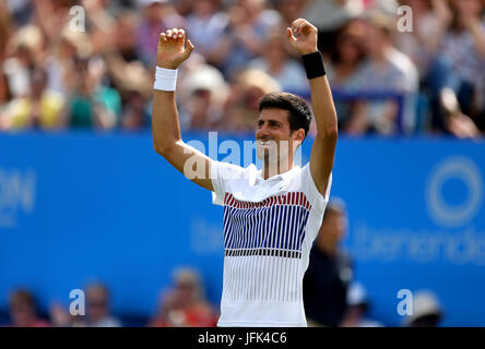 Serbien Novak Djokovic feiert nach dem Sieg gegen Frankreich Gael Monfils im Herren Einzel Finale tagsüber neun der AEGON International in Devonshire Park, Eastbourne. Stockfoto