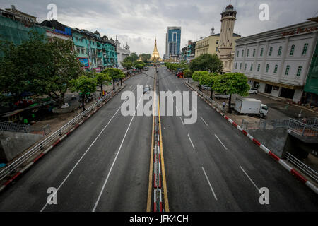 Yangon/Rangun Straßenansicht - Innenstadt Hauptstadt Rangun Myanmar - Reise-Foto. Stockfoto