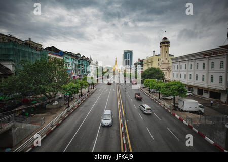 Yangon/Rangun Straßenansicht - Innenstadt Hauptstadt Rangun Myanmar - Reise-Foto. Stockfoto