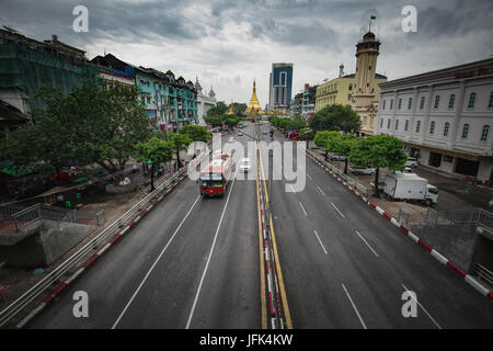 Yangon/Rangun Straßenansicht - Innenstadt Hauptstadt Rangun Myanmar - Reise-Foto. Stockfoto