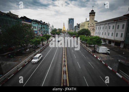 Yangon/Rangun Straßenansicht - Innenstadt Hauptstadt Rangun Myanmar - Reise-Foto. Stockfoto