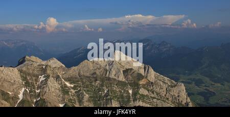 Sommertag am Mount Santis. Blick auf die Berge Wildhuser Schofberg und Drei Schwestern. Stockfoto