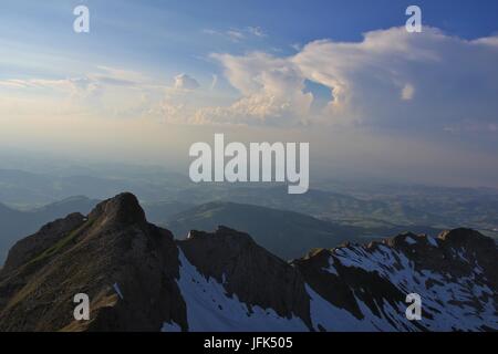 Mount Girenspitz und Sommer Wolken. Blick vom Mount Santis, Schweiz. Stockfoto