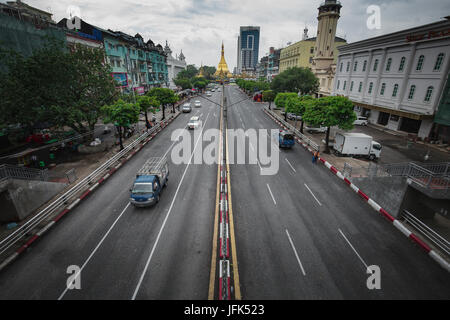 Yangon/Rangun Straßenansicht - Innenstadt Hauptstadt Rangun Myanmar - Reise-Foto. Stockfoto