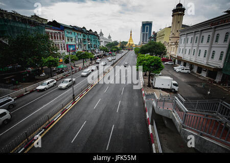 Yangon/Rangun Straßenansicht - Innenstadt Hauptstadt Rangun Myanmar - Reise-Foto. Stockfoto