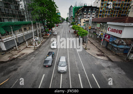 Yangon/Rangun Straßenansicht - Innenstadt Hauptstadt Rangun Myanmar - Reise-Foto. Stockfoto