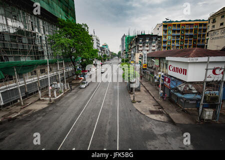 Yangon/Rangun Straßenansicht - Innenstadt Hauptstadt Rangun Myanmar - Reise-Foto. Stockfoto