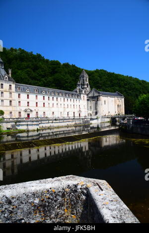 Das schöne Dorf Brantome in der Region Dordogne Frankreich, einschließlich der Benediktinerabtei Stockfoto