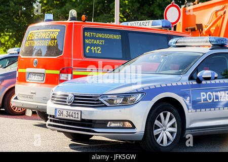 KIEL/Deutschland - VOM 20. JUNI 2017: Deutsche Polizei und Krankenwagen Auto steht auf öffentliche Veranstaltung Kieler Woche. Stockfoto