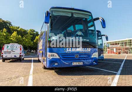 KIEL / Deutschland - 20. Juni 2017: Bus von deutschen Reiseunternehmen Sammueller steht auf einem Parkplatz. Stockfoto