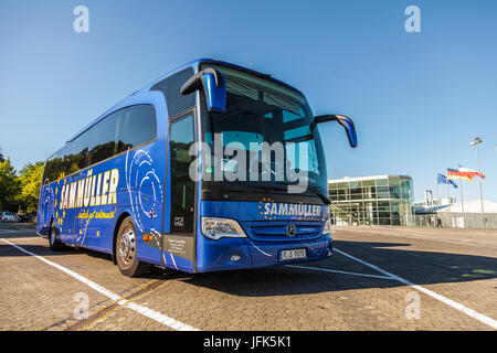 KIEL / Deutschland - 20. Juni 2017: Bus von deutschen Reiseunternehmen Sammueller steht auf einem Parkplatz. Stockfoto