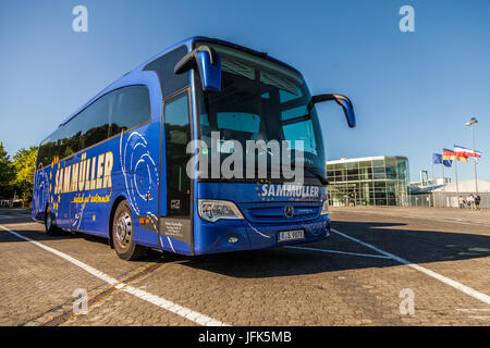 KIEL / Deutschland - 20. Juni 2017: Bus von deutschen Reiseunternehmen Sammueller steht auf einem Parkplatz. Stockfoto