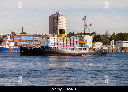 Kiel/Deutschland - vom 20. Juni 2017: Deutsche Dampf Eisbrecher Stettin fährt durch das Wasser bei der öffentlichen Veranstaltung Kieler Woche. Stockfoto