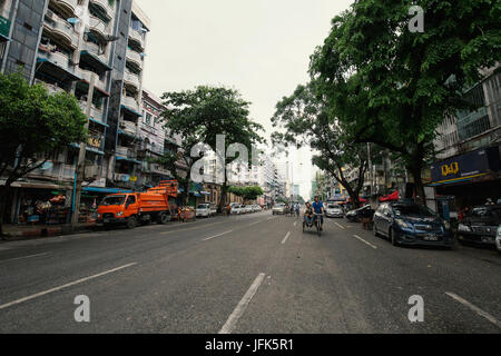 Yangon/Rangun Straßenansicht - Innenstadt Hauptstadt Rangun Myanmar - Reise-Foto. Stockfoto