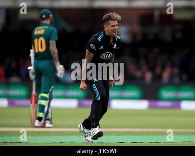 Surreys Jade Dernbach feiert das Wicket Nottinghamshire Brendan Taylor während einem Tag Pokalfinale am Herrn, London. Stockfoto