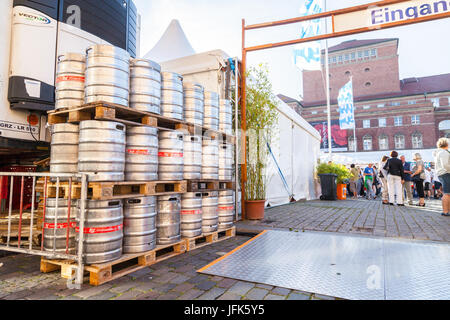 Kiel/Deutschland - vom 20. Juni 2017: Bierfässer steht auf einer öffentlichen Veranstaltung der Kieler Woche. Stockfoto