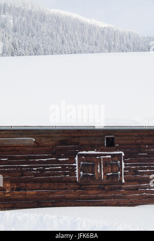 Blockhaus mit Schnee bedeckt Stockfoto
