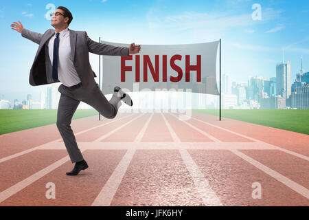 Geschäftsmann auf die Ziellinie in Wettbewerb Konzept Stockfoto
