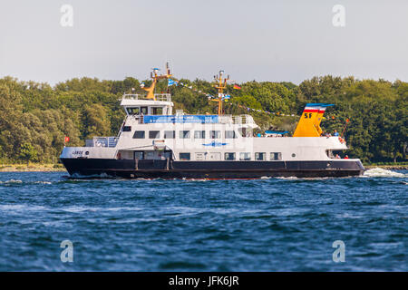 KIEL-Standorten - 20. Juni 2017: Fähre Bootsantriebe im Meerwasser auf öffentliche Veranstaltung Kieler Woche. Stockfoto