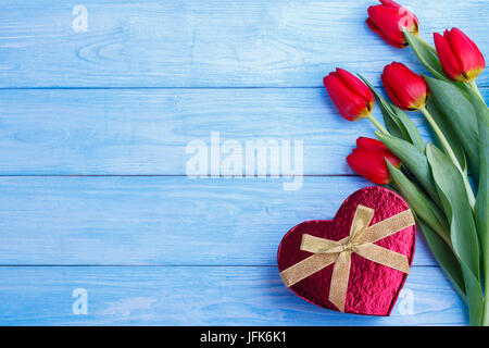 Bouquet von roten Tulpen und Geschenkverpackung Stockfoto