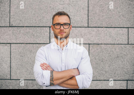 Coole junge bärtige Hipster Mann Hemd, mit verschränkten Armen zu halten Stockfoto