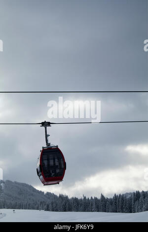 Seilbahn über schneebedeckten Berg gegen bewölktem Himmel Stockfoto
