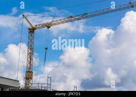 Baukran vor blauem Himmel fotografiert. Stockfoto