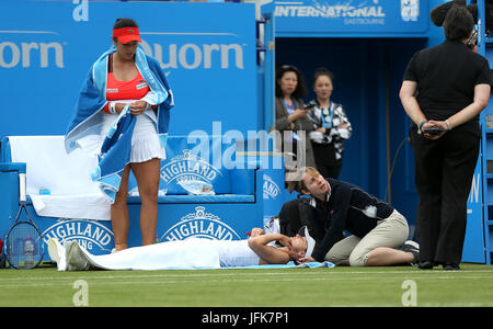 Der Schweiz Martina Hingis erhält eine Behandlung während der Frauen Doppel Finale als Chinese Taipei Yung-jan Chan tagsüber neun der AEGON International Devonshire Park, Eastbourne anschaut auf. PRESSEVERBAND Foto. Bild Datum: Samstag, 1. Juli 2017. PA-Geschichte-TENNIS-Eastbourne zu sehen. Bildnachweis sollte lauten: Steven Paston/PA Wire. Einschränkungen: Editorial Gebrauch, nicht für kommerzielle Zwecke ohne vorherige Genehmigung. Stockfoto