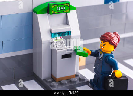 Tambow, Russische Föderation - 3. Juni 2017 Lego Geschäftsfrau aus ATM Studioaufnahme Geld abheben. Stockfoto